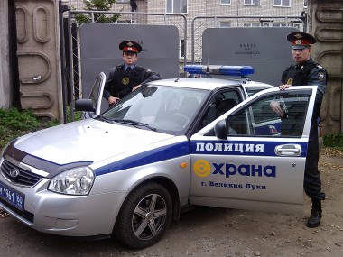 Наряд вневедомственной охраны в составе старшего сержанта И. Смирнова и прапорщика А. Никишина перед выездом на дежурство Наряд вневедомственной охраны в составе старшего сержанта И. Смирнова и прапорщика А. Никишина перед выездом на дежурство