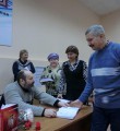 Составитель сборника Станислав Петров подписывает экземпляры книги