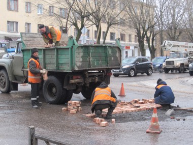 Ямочный ремонт, в ход идут кирпичи Ямочный ремонт, в ход идут кирпичи