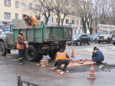 Ямочный ремонт, в ход идут кирпичи