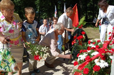 На братском воинском захоронении в Великих Луках