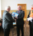 Благодарственное письмо Василию Дробкову вручает депутат Государственной думы Михаил Брячак