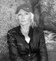Елена Соколова на фоне стен Соловецкого монастыря